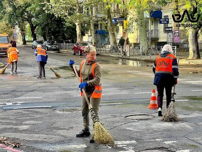 Бруд та наноси після дощу: у Миколаєві комунальники прибирають вулиці