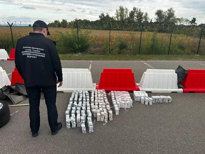 Не знала про сховок: на Берегівщині у BMW знайшли понад 2 тисячі пачок сигарет