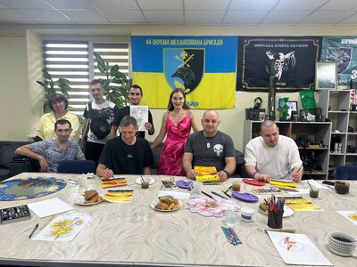 Поранені захисники Херсонщини малювали аквареллю в “Просторі ветерана”