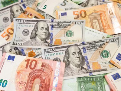 НБУ підвищив офіційний курс долара до 44,97 гривні, євро надалі дешевшає