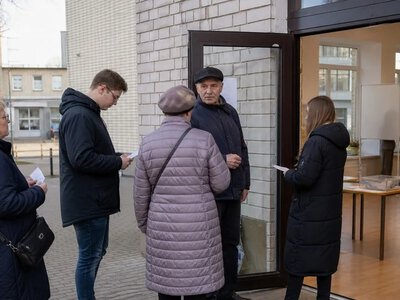 У Латвії через безпекові ризики замінили працівників виборчих дільниць — LSM English