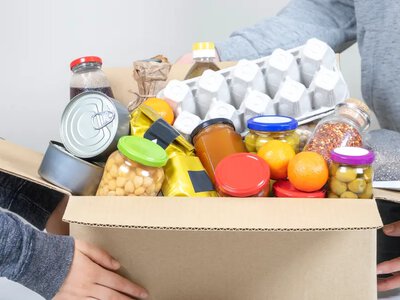 Гуманітарна допомога для ВПО: хто з пенсіонерів може отримати продуктові набори
