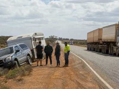 В Австралії караван занесло під час обгону зерновоза — ABC News Australia