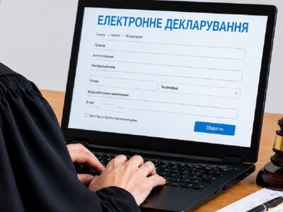Квартира й BMW на родичах: ексмитниця потрапила у скандал