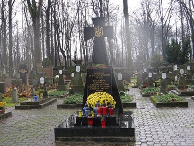 Прах до праху. Хто ще з наших героїв може бути перепохований в Україні