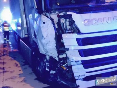 На Празькому кільці вантажівка зіткнулася з мікроавтобусом: двоє людей загинули