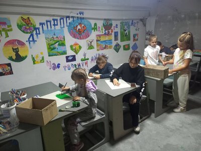 Від холодних стін до яскравого артпростору: як діти змінили шкільне сховище у Шосткинській громаді + Фото
