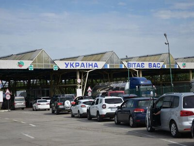 Через обстріли пункти пропуску можуть перенести за кордон: Україна веде переговори із сусідами