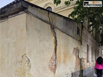 На Бердичівській у Житомирі від будівлі відвалився великий шматок: уламки впали біля тротуару