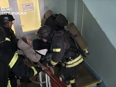 Рятувальники показали евакуацію пацієнтів із атакованої лікарні у Запоріжжі: кількість постраждалих зросла