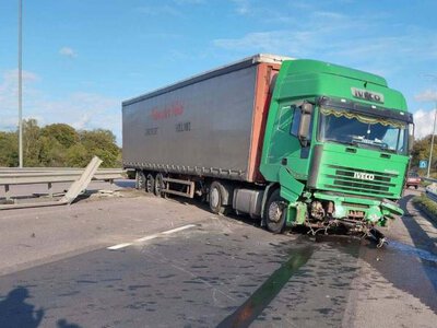 На Рівненщині відбуксирували вантажівку, яка перекривала дорогу