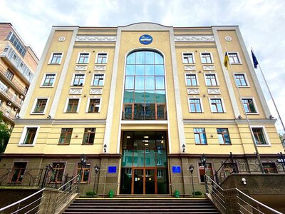 Російська атака пошкодила будівлю Вищої ради правосуддя в Києві