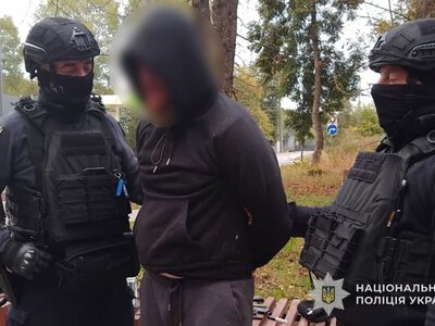 Пістолет, ножі та алкоголь: у Тернополі чоловік влаштував дебош на АЗС