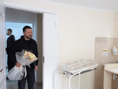 Зеленський приїхав у пологовий після атаки РФ та привітав родину