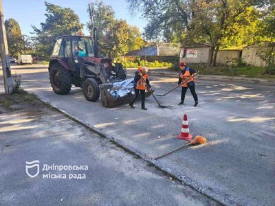 Комунальники Дніпра другий день поспіль ліквідовують наслідки негоди: понад 60 заявок уже виконано