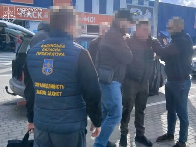 На Волині митнику повідомили про підозру у вимаганні $1000 хабара