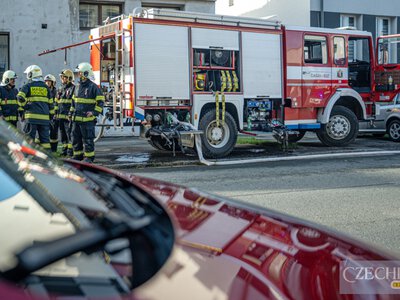 У чеському Градці-Кралове загорівся павільйон зі старовинними авто: збитки на 20 млн крон