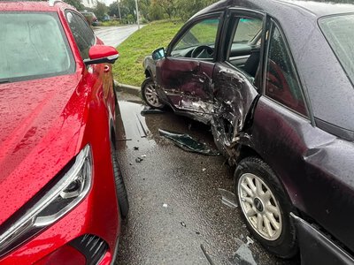 У Черкасах водій легковика їздив на чужих номерах і спричинив аварію
