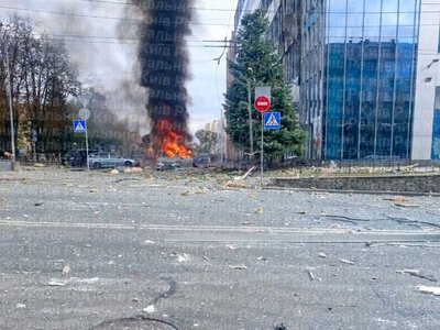 Ворог атакував безпілотником офісну будівлю в Києві: на парковці виявили трьох загиблих, ще 7 людей постраждали