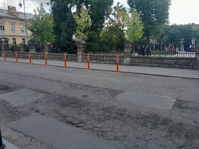 Облаштували - не підійшло - забрали: як поблизу Резиденції у Чернівцях намагаються встановити делініатори