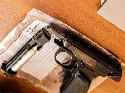 У Миколаєві конфлікт у тролейбусі між 46-річним чоловіком та 17-річним хуліганом закінчився стріляниною