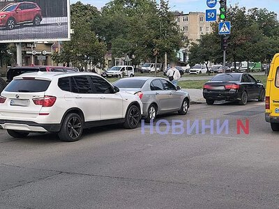 У центрі Миколаєва на перехресті зіткнулися три автомобілі