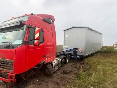 На Дубенщині вантажівка та легковик після зіткнення вилетіли в кювет