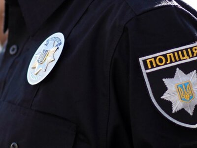 У Харкові молоді люди кидали пляшки з парапету метрополітену на площі Конституції