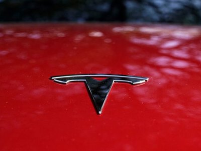 Tesla почала комерційні поставки електровантажівок Semi через дев’ять років після анонсу