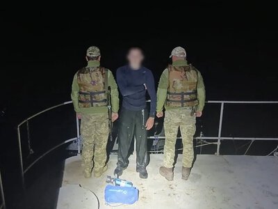 Акваскутер не допоміг: мешканця Миколаївщини затримали під час спроби переплисти Дністер (відео)