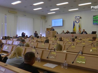 «Сесію перетворили на цирк»: звинувачення «в долях» та медичний скандал в Рівненській обласній раді (ВІДЕО)