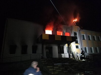 Росіяни вдарили дроном по ліцею на Вишгородщині: будівля охоплена вогнем