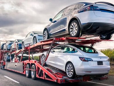 Українці продовжують масово везти авто з Північної Америки: названо найпопулярніші моделі