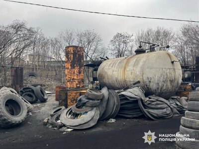 На Запоріжжі умільці перетворювали старі шини на пальне, встигли продати 28 тонн, їх зловили і будуть судити (ФОТО)