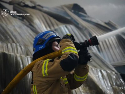 На Житомирщині рятувальники ліквідували пожежу, що виникла внаслідок російського обстрілу на території одного з підприємств