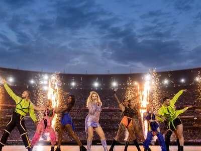 Співачка Кайлі Міноуг виступила перед фіналом AFL у Мельбурні — ABC News Australia