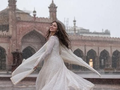 Пакистанська акторка Махіра Хан відзначила 15-річчя серіалу Humsafar — Dawn