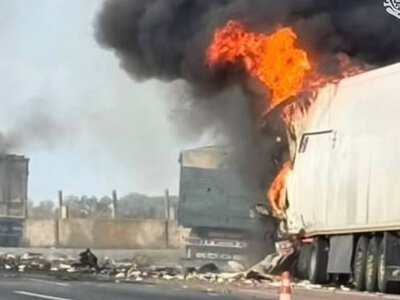 На Одещині внаслідок російського обстрілу на дорозі загорілися вантажівки