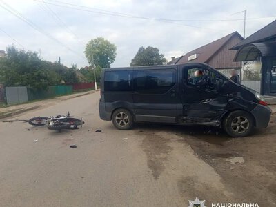 Зіткнулися Nissan та мотоцикл: травмувалися двоє людей на Рівненщині
