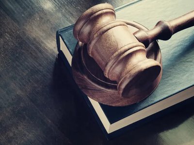 Пасажира з інвалідністю вигнали з автобуса, тож він подав до суду: що вирішили судді