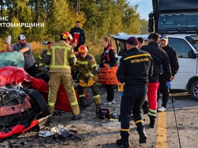 Масштабна ДТП на Житомирщині: зіткнулися чотири машини, серед шістьох постраждалих є діти