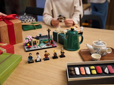 Добірка подарунків для гри Білий слон включила Lego, магніти та чайний набір