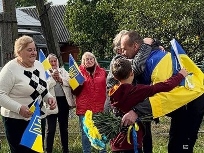 «Ми чекали два роки й три місяці»: на Прикарпатті зустріли Захисника з полону