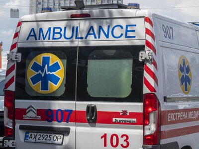 На дорозі неподалік Харкова ворожий FPV-дрон вдарив по автомобілю: загинув чоловік