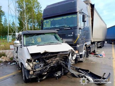 На Житомирщині внаслідок ДТП травми отримали шестеро людей, серед них – троє дітей: поліцейські розпочали розслідування