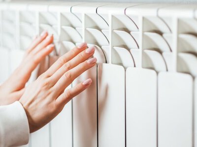 Що поставити за батареєю, щоб у кімнаті стало тепліше: простий трюк на зиму