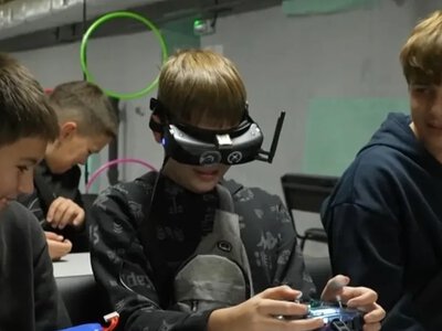 В Україні дітей почали вчити керувати FPV-дронами, - CBS News