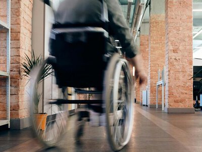 Людям з інвалідністю нарахують виплати у жовтні: скільки можна отримати