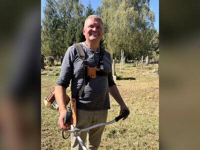 У селі на Чернігівщині староста власноруч косить траву на кладовищі