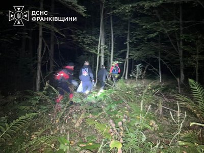 На Прикарпатті рятувальники за добу двічі допомагали людям у лісі та горах